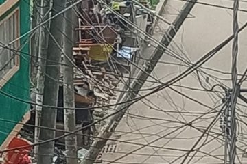 ¡Alerta en Bilbao! Poste a punto de caer pone en riesgo a residentes y transeúntes
