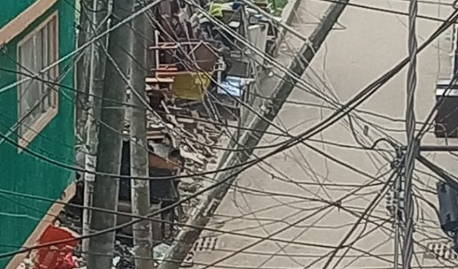 ¡Alerta en Bilbao! Poste a punto de caer pone en riesgo a residentes y transeúntes