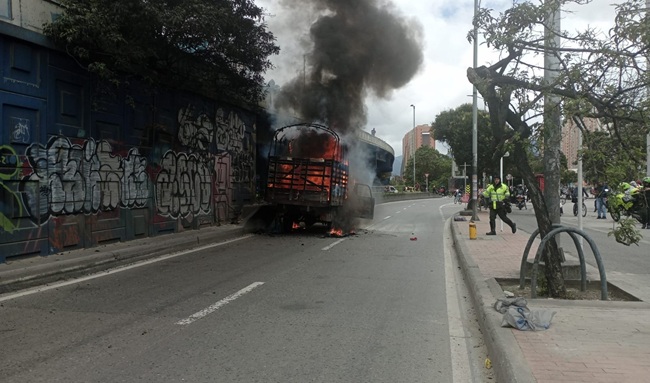 Emergencia en el sur de Bogotá: camión se incendió en plena autopista Sur