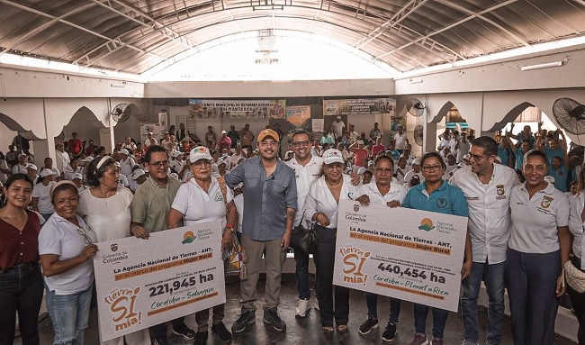 Gobierno Petro entrega 1.162 hectáreas a mujeres campesinas como parte de la Reforma Agraria