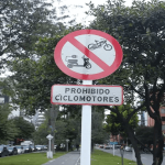 Bogotá estrena señales que prohíben motos eléctricas en ciclorrutas, pese a nueva ley que las autoriza