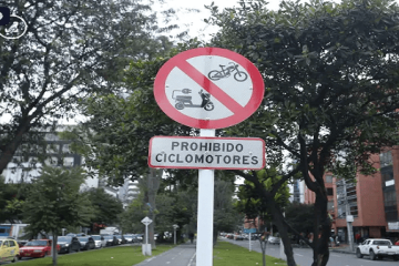 Bogotá estrena señales que prohíben motos eléctricas en ciclorrutas, pese a nueva ley que las autoriza