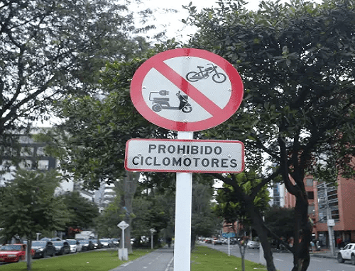Bogotá estrena señales que prohíben motos eléctricas en ciclorrutas, pese a nueva ley que las autoriza