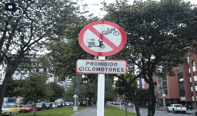 Bogotá estrena señales que prohíben motos eléctricas en ciclorrutas, pese a nueva ley que las autoriza