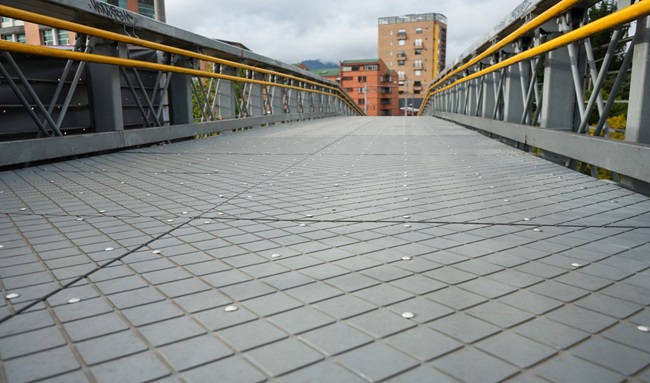 Con nuevas tecnologías, el IDU mejora la seguridad y movilidad en puentes peatonales de Bogotá