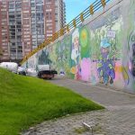 Vecinos de Mirandela denuncian basurero y ventas informales en puente peatonal y autopista norte
