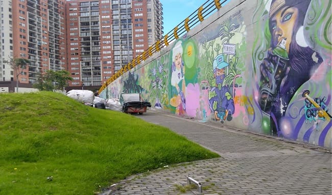 Vecinos de Mirandela denuncian basurero y ventas informales en puente peatonal y autopista norte