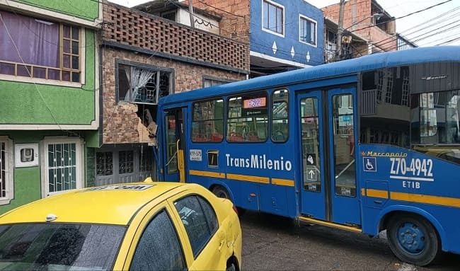Última Hora: Bus del SITP colisiona contra vivienda en Usme: una mujer resulta herida