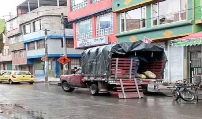 Mal parqueo de vehículos causa caos vial en el barrio Lisboa