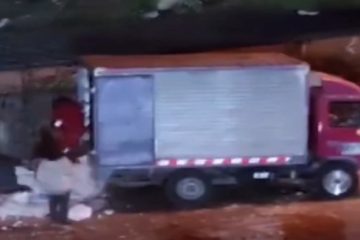 Capturan en flagrancia a infractores por arrojar escombros en Suba