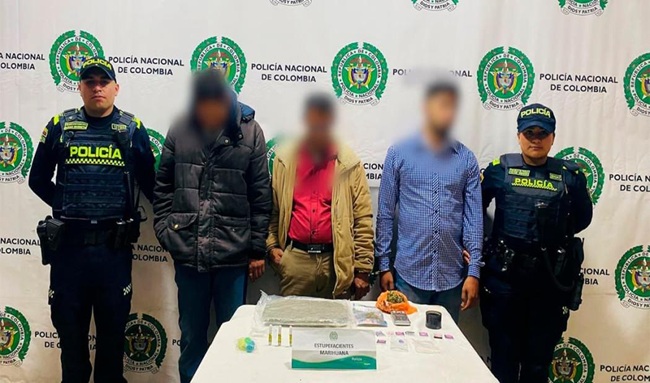 Sorprendidos y detenidos en flagrancia cuando transportaban marihuana en un taxi en Bogotá