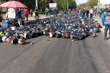 Caos en Bogotá: motociclistas bloquean acceso a patios de tránsito con cascos