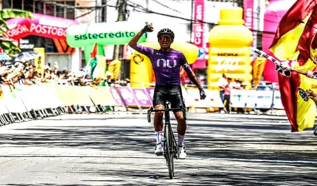 Johan Rubio brilla en solitario y gana la quinta etapa del Clásico RCN