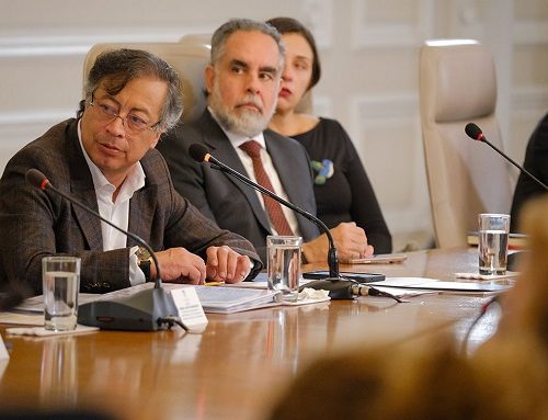 Petro pide investigar vínculos de exgerentes de la Nueva EPS con redes políticas y judiciales