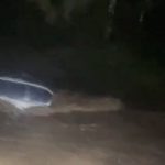 Adulto mayor muere arrastrado por el caudal del canal de Córdoba en su camioneta de alta gama
