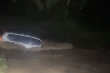 Adulto mayor muere arrastrado por el caudal del canal de Córdoba en su camioneta de alta gama