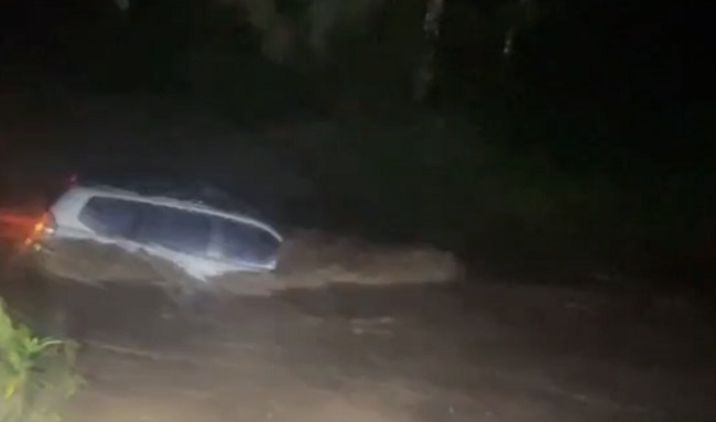 Adulto mayor muere arrastrado por el caudal del canal de Córdoba en su camioneta de alta gama