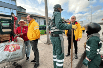 Continúan acciones pedagógicas en la carrera décima para una mejor disposición de residuos