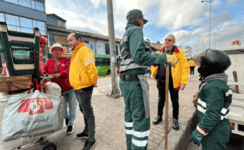 Continúan acciones pedagógicas en la carrera décima para una mejor disposición de residuos