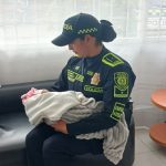 Mujer policía amamantó a una bebé recién nacida en la terminal del Salitre.