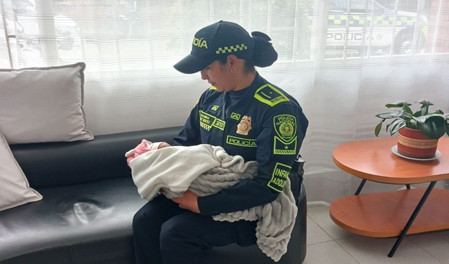 Mujer policía amamantó a una bebé recién nacida en la terminal del Salitre.