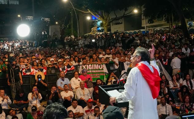 Gustavo Petro lanza la idea de la constituyente y la reelección ante multitud en Ibagué, Tolima