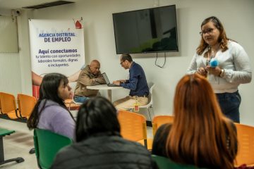 Bogotá impulsa el empleo con 727 vacantes esta semana, tres ferias laborales y el ‘bus del empleo’ llega a La Candelaria