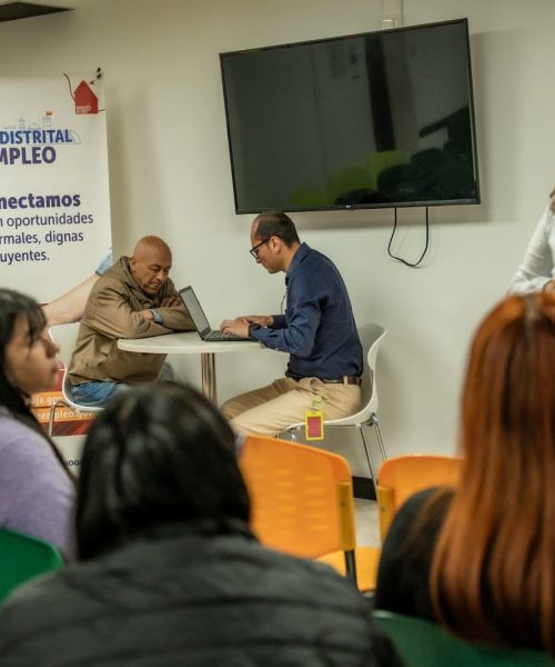 Bogotá impulsa el empleo con 727 vacantes esta semana, tres ferias laborales y el ‘bus del empleo’ llega a La Candelaria