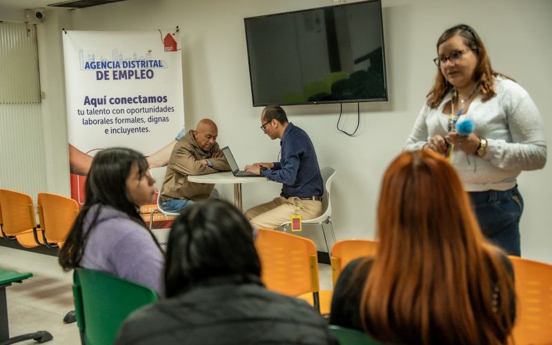 Bogotá impulsa el empleo con 727 vacantes esta semana, tres ferias laborales y el ‘bus del empleo’ llega a La Candelaria