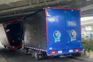 Furgón se atasca bajo puente de la 92 y paraliza retorno clave en la autopista norte