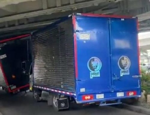 Furgón se atasca bajo puente de la 92 y paraliza retorno clave en la autopista norte