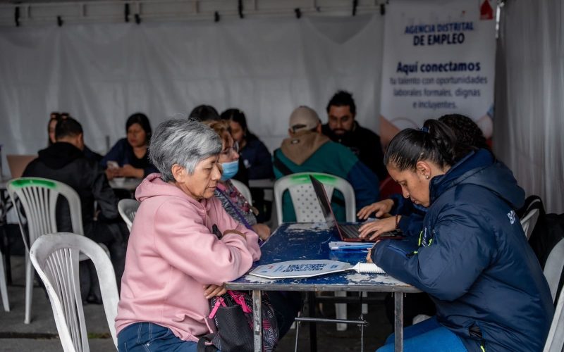 Bogotá refuerza sus programas para reducir el desempleo juvenil y mejorar la colocación de trabajadores mayores de 50 años
