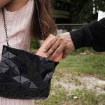 Vuelven los falsos vendedores de bolsas quienes roban a los residentes del barrio Aures Dos