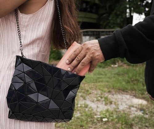 Vuelven los falsos vendedores de bolsas quienes roban a los residentes del barrio Aures Dos