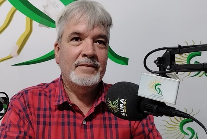 El Poeta, músico y docente Alejandro Parra sembró semillas de arte y sensibilidad en el Festival del Libro de Suba