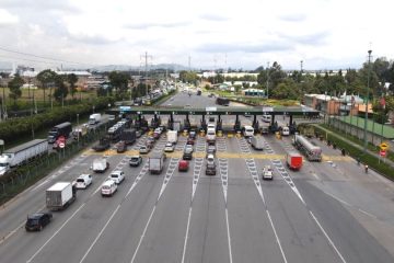 Masivo Éxodo por el «Puente de la Raza»: Más de 4 millones de vehículos se mueven en las vías nacionales