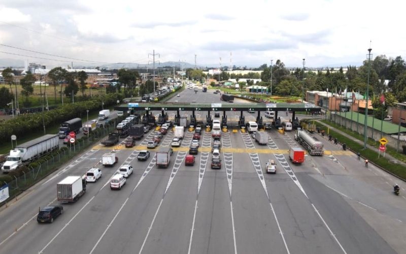 Masivo Éxodo por el "Puente de la Raza": Más de 4 millones de vehículos se mueven en las vías nacionales