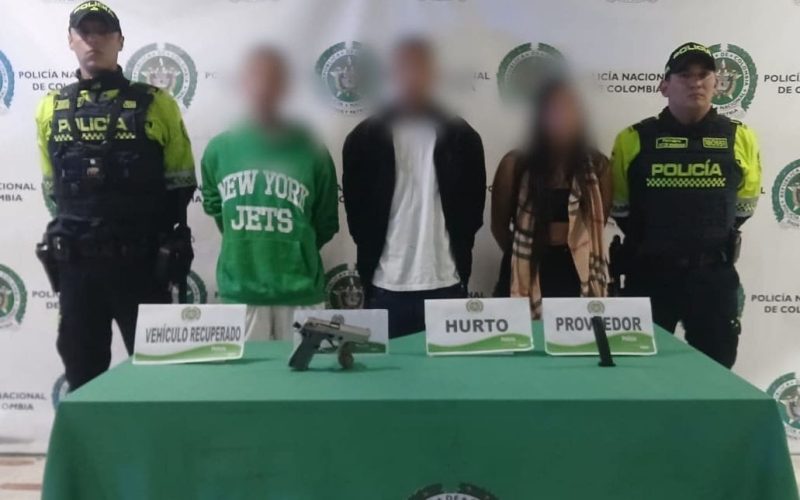 Tres personas fueron capturadas tras hurtar un vehículo de plataforma en el occidente de Bogotá