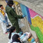Exhabitantes de calle crean mural de tapas para Bienal BOG25 en TransMilenio