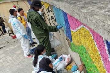 Exhabitantes de calle crean mural de tapas para Bienal BOG25 en TransMilenio
