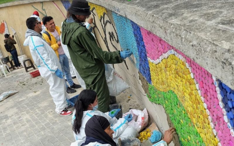 Exhabitantes de calle crean mural de tapas para Bienal BOG25 en TransMilenio