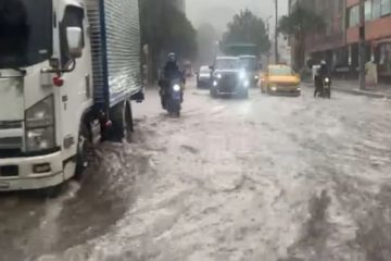 Fuerte aguacero en Suba causa estragos en la movilidad y encharcamientos en vías claves