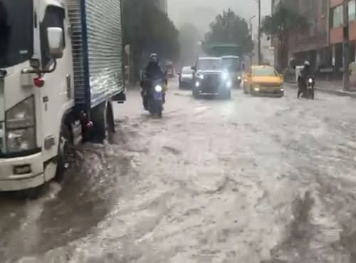 Fuerte aguacero en Suba causa estragos en la movilidad y encharcamientos en vías claves