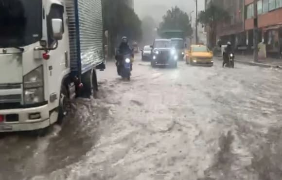 Fuerte aguacero en Suba causa estragos en la movilidad y encharcamientos en vías claves