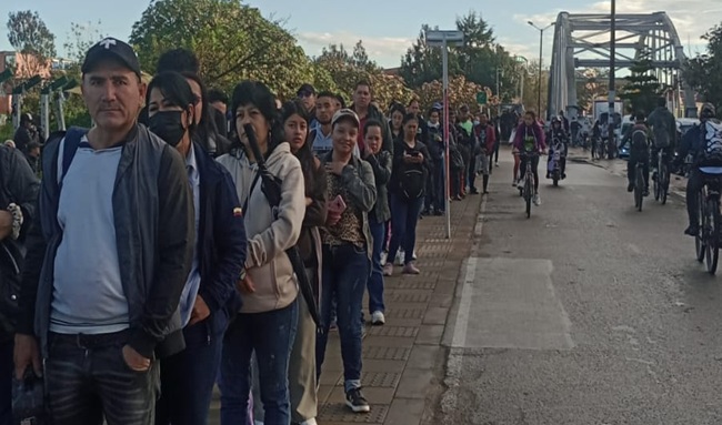 Caos de movilidad en Lisboa por lluvias y vía deteriorada: Comunidad pide intervención urgente vía Lisboa calle 80