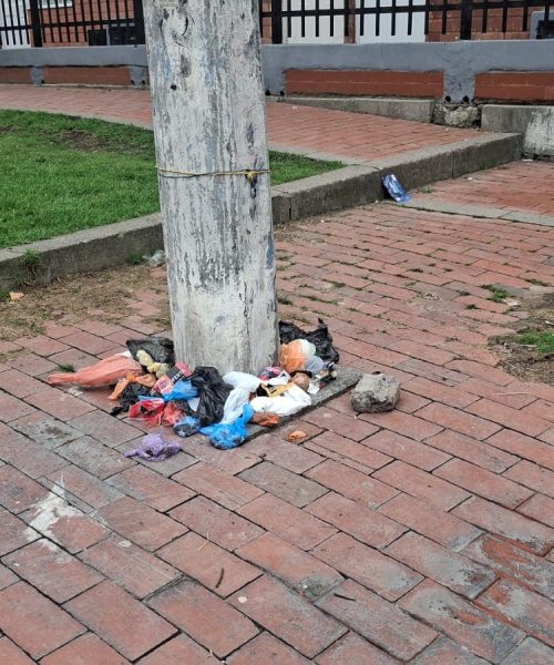 ¡Alerta sigue la contaminación! Cientos de bolsas con excremento canino ‘adornan’ postes y árboles en los barrios de la localidad de Suba