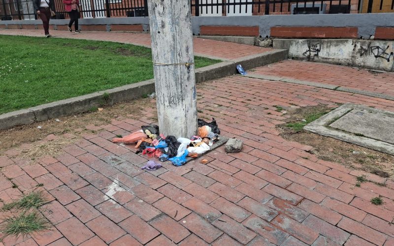 ¡Alerta sigue la contaminación! Cientos de bolsas con excremento canino ‘adornan’ postes y árboles en los barrios de la localidad de Suba