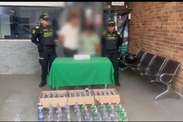 Sorprendidos con 197 botellas de licor adulterado al intentar evadir a la policía en la localidad de Engativá