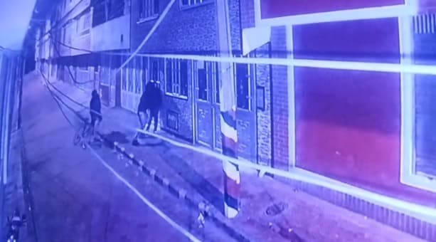 Hombre es asaltado y apuñalado al llegar a su casa en el Barrio La Toscana