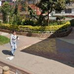 Ladrón en bicicleta asalta a mujer en parada de alimentador en el barrio La Toscana a las 5:30 de la mañana